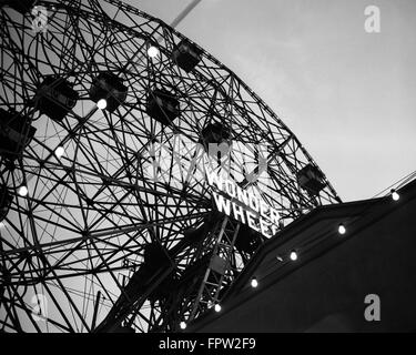 1920ER-JAHREN AUF DER SUCHE UP WONDER WHEEL AMUSEMENT RIDE CONEY ISLAND NEW YORK USA Stockfoto