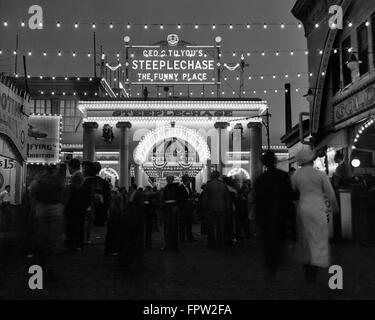 1930S 1940S NACHT LICHTER AMUSEMENT PARK BROOKLYN NY EINGANG STEEPLECHASE PARK LUSTIG PLATZ CONEY ISLAND NEW YORK USA Stockfoto