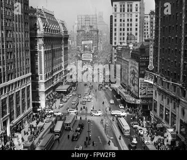 1930ER JAHRE SQUARE 1935 TIMES AUSSEHENDE NÖRDLICH VON MALE MIDTOWN MANHATTAN FUßGÄNGER-VERKEHR AUTOS TROLLEYS HOCHHÄUSER FESTZELTE Stockfoto