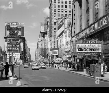 1950ER JAHREN TIMES SQUARE BLICK RICHTUNG NORDEN 7TH AVE AT 45TH ST KING CREOLE MIT ELVIS PRESLEY AUF LOWES STAATSTHEATER FESTZELT NYC USA Stockfoto