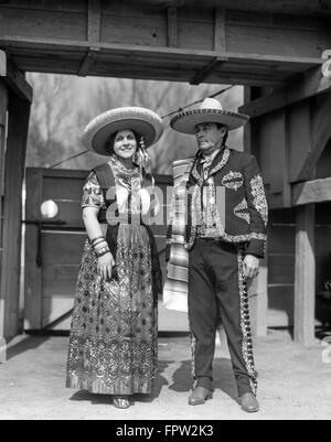 1930ER JAHRE PORTRAIT MANN FRAU PAAR TRAGEN TRADITIONELLE CHARRO COWBOY UND CHINA POBLANO-KOSTÜME-MEXICO CITY-MEXIKO Stockfoto