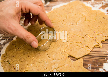 Nahaufnahme eines Mannes Ausschneiden Pilz Form Cookies, München, Bayern, Deutschland Stockfoto