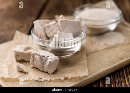 Hefe (frisch und getrocknet) auf Vintage Holz-Hintergrund (close-up erschossen) Stockfoto