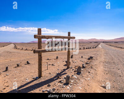 Lodge-Zeichen, Eingang in die Kulala Wilderness Reserve am Rande der Namib-Wüste, Hardap, Namibia Stockfoto