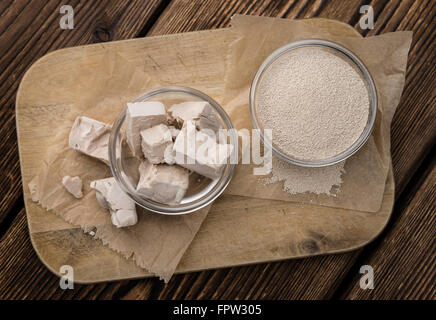 Hefe (frisch und getrocknet) auf Vintage Holz-Hintergrund (close-up erschossen) Stockfoto