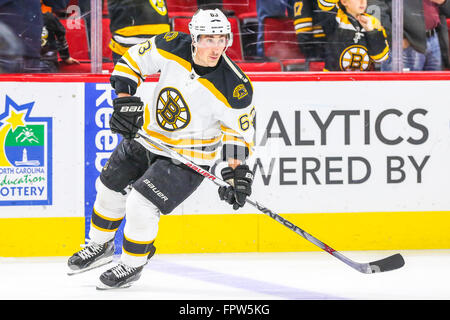 Boston Bruins links Flügel Brad Marchand (63) während des NHL-Spiels zwischen den Boston Bruins und die Carolina Hurricanes in der PNC-Arena. Stockfoto