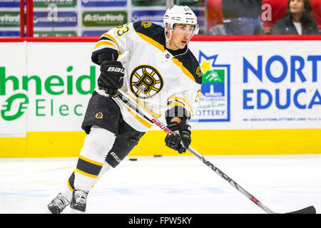 Boston Bruins links Flügel Brad Marchand (63) während des NHL-Spiels zwischen den Boston Bruins und die Carolina Hurricanes in der PNC-Arena. Stockfoto