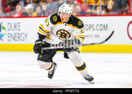 Boston Bruins links Flügel Brad Marchand (63) während des NHL-Spiels zwischen den Boston Bruins und die Carolina Hurricanes in der PNC-Arena. Stockfoto