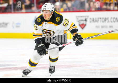 Boston Bruins links Flügel Brad Marchand (63) während des NHL-Spiels zwischen den Boston Bruins und die Carolina Hurricanes in der PNC-Arena. Stockfoto