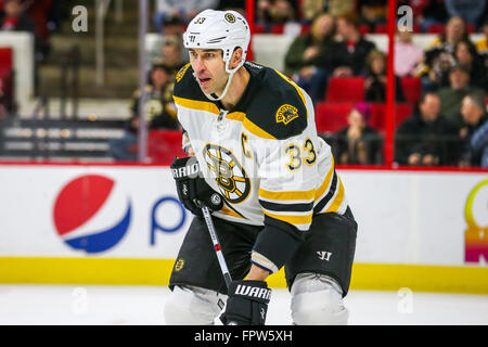 Boston Bruins Verteidiger Zdeno Chara (33) während des NHL-Spiels zwischen den Boston Bruins und die Carolina Hurricanes in der PNC-Arena. Stockfoto