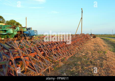 Tine Egge. Landwirtschaftliche Maschinen und Geräte. Parkplatz-Landmaschinen. Stockfoto