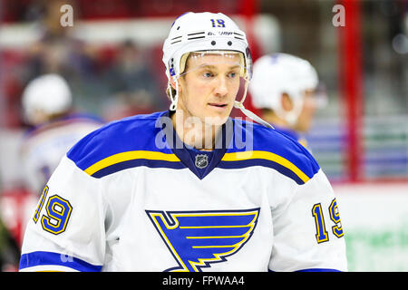 St. Louis Blues Verteidiger Jay Bouwmeester (19) während des NHL-Spiels zwischen den St. Louis Blues und die Carolina Hurricanes in der PNC-Arena. Stockfoto