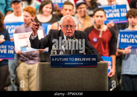 Senator BERNIE SANDERS Kampagnen für Präsident der Vereinigten Staaten an einer Haltestelle in Raleigh, North Carolina.   Die Rallye, wo Sanders Fans begrüßt, fand im Duke Energy Center für darstellende Künste in Raleigh, North Carolina. Stockfoto