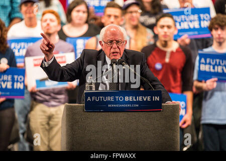 Senator BERNIE SANDERS Kampagnen für Präsident der Vereinigten Staaten an einer Haltestelle in Raleigh, North Carolina.   Die Rallye, wo Sanders Fans begrüßt, fand im Duke Energy Center für darstellende Künste in Raleigh, North Carolina. Stockfoto