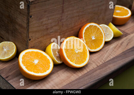 Schachtel mit Orangen geerntet Felder Valencia, Spanien Stockfoto