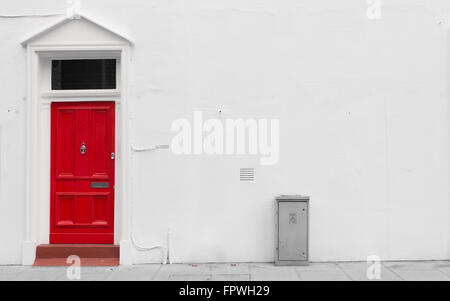 Bight rote Holztür mit Silber Mail Slot und Tür Türklopfer auf einer weißen Wand Stockfoto