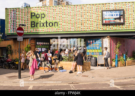 Die Menschen genießen den Sommer in London eine neue pop-up in Brixton eröffnet "pop Brixton". Stockfoto