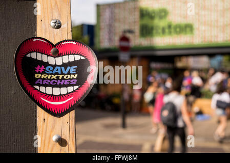 Aufkleber, die eine Öffnung mit einer Herzform. Im Inneren die Worte 'speichern brixton Bögen'. Stockfoto