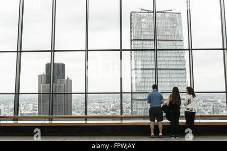 Familie bestehend aus drei Menschen auf der Sky Garden Dachgarten eines von Londons berühmten Wolkenkratzern, die Walkie talkie, 20 Fenchurch Street, London Stockfoto