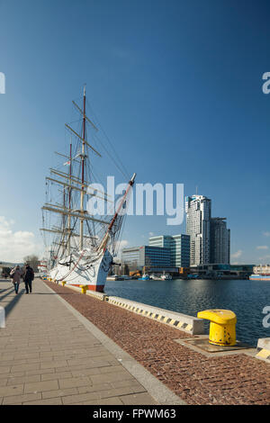 Historische Segel Schiff "Dar Pomorza" in Gdynia, Polen. "Sea Towers" in den Hintergrund. Stockfoto