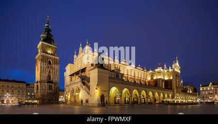 Am Abend bei Sukiennice (Stoffmarkt) auf den Marktplatz in der Altstadt von Krakau, Polen. Stockfoto