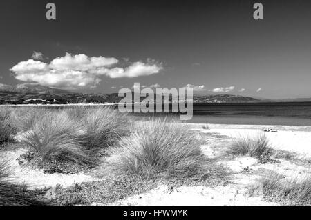 Siniscola, Sardinien, Italien, 10/2012. Sanddünen am Strand von Capo Comino in einem hellen und sonnigen Tag Stockfoto