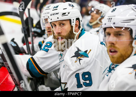 San Jose Sharks center Joe Thornton (19) während der NHL-Spiel zwischen den San Jose Sharks und den Carolina Hurricanes in der PNC-Arena. Stockfoto