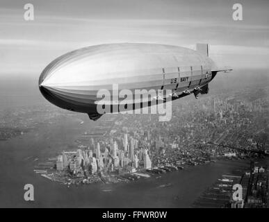 Vintage Luftfahrt Foto der USS Macon Luftschiff fliegt über New York City, 1933. Stockfoto