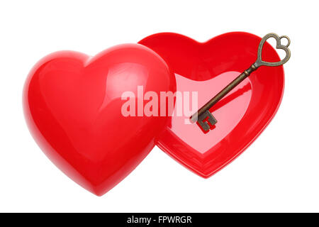 Vintage Schlüssel und rotes Herz auf weißem Hintergrund Stockfoto