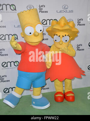 LOS ANGELES, CA - 24. Oktober 2015: Bart Simpson & Lisa Simpson Zeichen am 25. jährlichen Environmental Media Awards bei Warner Bros.-Studios, Burbank, CA. Stockfoto