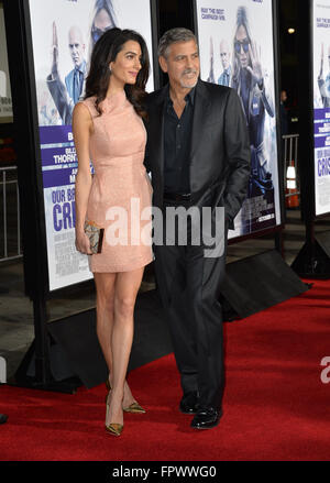 LOS ANGELES, CA - 26. Oktober 2015: Produzent George Clooney & Frau Amal Alamuddin an der Los Angeles premiere seines Films "Unsere Marke Krise am TCL Chinese Theatre in Hollywood ist". Stockfoto