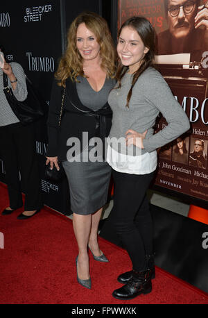 LOS ANGELES, CA - 27. Oktober 2015: Schauspielerin Catherine Bach & Tochter Sophia Isabella Lopez bei der US-Premiere von "Trumbo" an der Academy of Motion Picture Arts & Sciences, Beverly Hills. Stockfoto