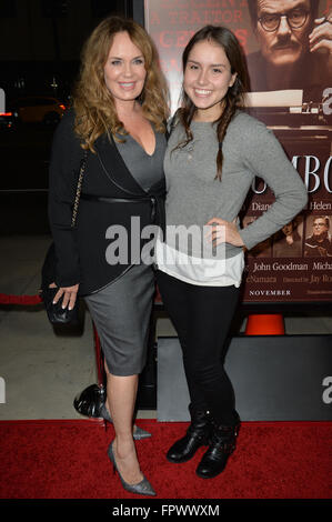 LOS ANGELES, CA - 27. Oktober 2015: Schauspielerin Catherine Bach & Tochter Sophia Isabella Lopez bei der US-Premiere von "Trumbo" an der Academy of Motion Picture Arts & Sciences, Beverly Hills. Stockfoto