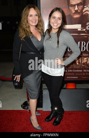 LOS ANGELES, CA - 27. Oktober 2015: Schauspielerin Catherine Bach & Tochter Sophia Isabella Lopez bei der US-Premiere von "Trumbo" an der Academy of Motion Picture Arts & Sciences, Beverly Hills. Stockfoto