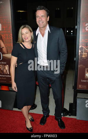 LOS ANGELES, CA - 27. Oktober 2015: Schauspieler David James Elliott & Frau Nanci Chambers bei der US-Premiere seines Films "Trumbo" an der Academy of Motion Picture Arts & Sciences, Beverly Hills. Stockfoto