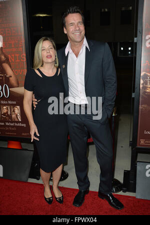 LOS ANGELES, CA - 27. Oktober 2015: Schauspieler David James Elliott & Frau Nanci Chambers bei der US-Premiere seines Films "Trumbo" an der Academy of Motion Picture Arts & Sciences, Beverly Hills. Stockfoto