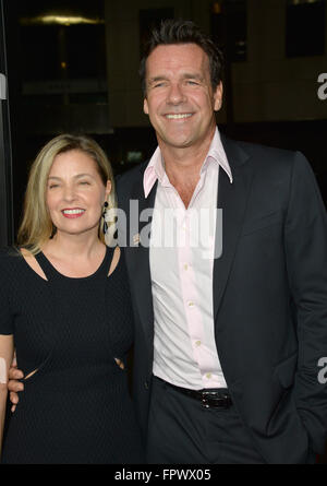 LOS ANGELES, CA - 27. Oktober 2015: Schauspieler David James Elliott & Frau Nanci Chambers bei der US-Premiere seines Films "Trumbo" an der Academy of Motion Picture Arts & Sciences, Beverly Hills. Stockfoto