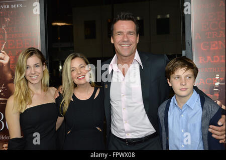 LOS ANGELES, CA - 27. Oktober 2015: Schauspieler David James Elliott & Frau Nanci Chambers & Kinder bei der US-Premiere seines Films "Trumbo" an der Academy of Motion Picture Arts & Sciences, Beverly Hills. Stockfoto