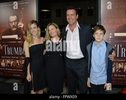 LOS ANGELES, CA - 27. Oktober 2015: Schauspieler David James Elliott & Frau Nanci Chambers & Kinder bei der US-Premiere seines Films "Trumbo" an der Academy of Motion Picture Arts & Sciences, Beverly Hills. Stockfoto