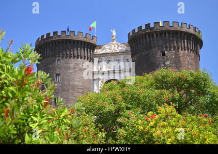 Majestätischen Castel Nuovo in Neapel, Italien. Castel Nuovo wurde im Jahre 1282 erbaut und befindet sich im Zentrum von Neapel. Stockfoto