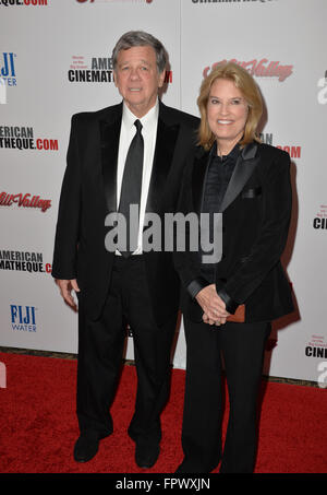 LOS ANGELES, CA - 30. Oktober 2015: TV Nachrichtensprecher Greta Van Susteren & Ehemann John Coale bei American Cinematheque 2015 Award Show, Reese Witherspoon & Jeffrey Katzenberg, im Hyatt Regency Century Plaza Hotel zu Ehren. Stockfoto