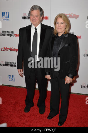 LOS ANGELES, CA - 30. Oktober 2015: TV Nachrichtensprecher Greta Van Susteren & Ehemann John Coale bei American Cinematheque 2015 Award Show, Reese Witherspoon & Jeffrey Katzenberg, im Hyatt Regency Century Plaza Hotel zu Ehren. Stockfoto