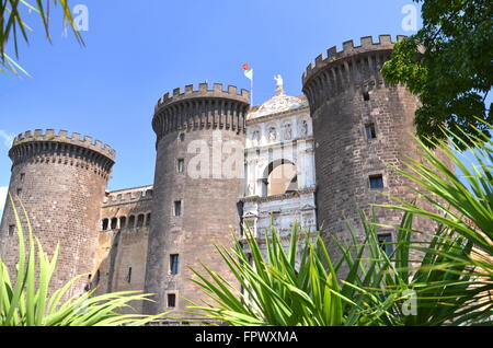 Majestätischen Castel Nuovo in Neapel, Italien. Castel Nuovo wurde im Jahre 1282 erbaut und befindet sich im Zentrum von Neapel. Stockfoto