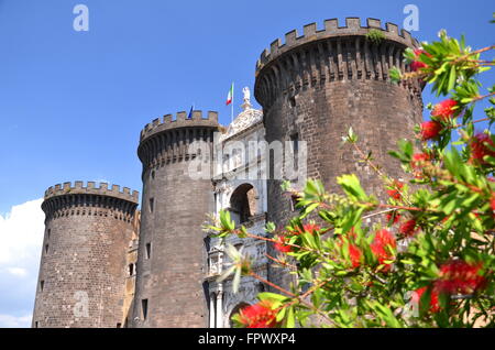 Majestätischen Castel Nuovo in Neapel, Italien. Castel Nuovo wurde im Jahre 1282 erbaut und befindet sich im Zentrum von Neapel. Stockfoto