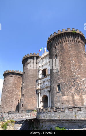 Majestätischen Castel Nuovo in Neapel, Italien. Castel Nuovo wurde im Jahre 1282 erbaut und befindet sich im Zentrum von Neapel. Stockfoto