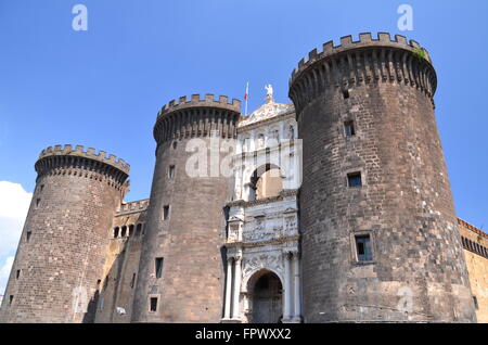 Majestätischen Castel Nuovo in Neapel, Italien. Castel Nuovo wurde im Jahre 1282 erbaut und befindet sich im Zentrum von Neapel. Stockfoto