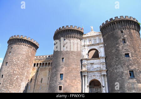 Majestätischen Castel Nuovo in Neapel, Italien. Castel Nuovo wurde im Jahre 1282 erbaut und befindet sich im Zentrum von Neapel. Stockfoto