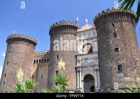 Majestätischen Castel Nuovo in Neapel, Italien. Castel Nuovo wurde im Jahre 1282 erbaut und befindet sich im Zentrum von Neapel. Stockfoto