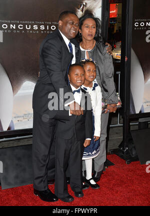 LOS ANGELES, CA - 10. November 2015: Dr. Bennet Omalu & Frau Prema Mutiso & Kinder Ashly Omalu & Mark Omalu bei der Premiere des Films auf Basis seiner Arbeit "Gehirnerschütterung", Teil der AFI FEST 2015 am TCL Chinese Theatre in Hollywood. Stockfoto