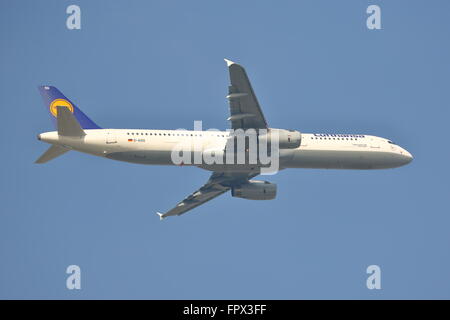 Lufthansa Airbus A321-200 D-AISG ausgehend von London Heathrow Airport, Großbritannien Stockfoto